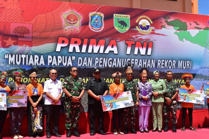 Rekor MURI Pohon Natal dari Kulit Kerang Pecah di Launching Prima TNI “Mutiara Papua”