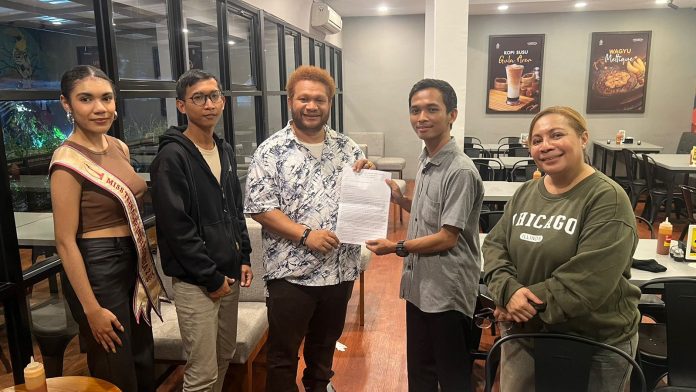 Anggota DPD RI / MPR RI, Paul Finsen Mayor Saat Menerima Aspirasi Peserta CPNS Kabupaten Raja Ampat yang Tidak Lolos Seleksi Belum Lama Ini.