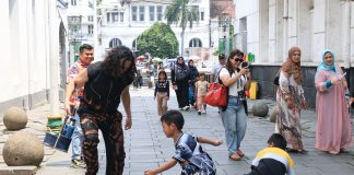Dari Topeng hingga Tawa Anak-anak: Juan Pablo Sorin Menikmati Setiap Sudut Sejarah di Jakarta
