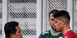 Cuma Toss dengan Elkan Baggott, Erick Thohir Beri Jawaban Kocak: “Ketinggian, Gimana Meluknya?”